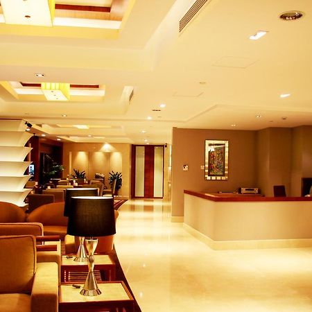 Crowne Plaza Hotel Дандонг Интериор снимка