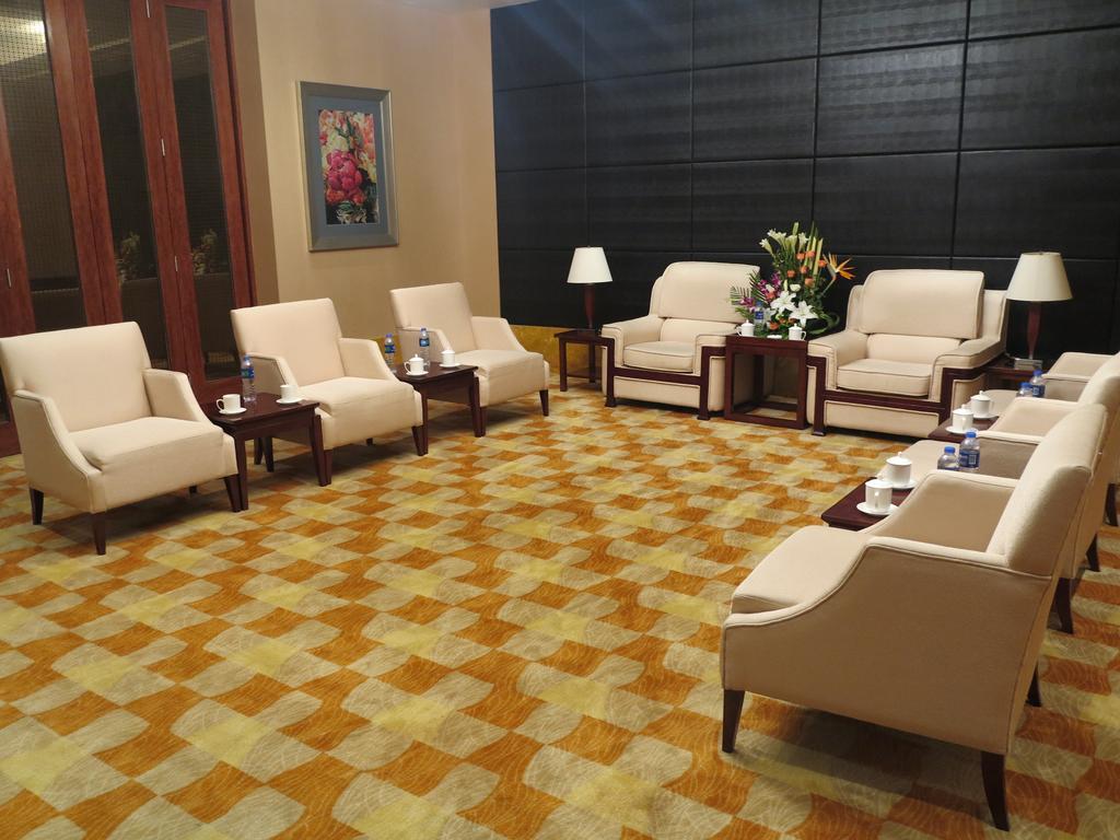 Crowne Plaza Hotel Дандонг Екстериор снимка