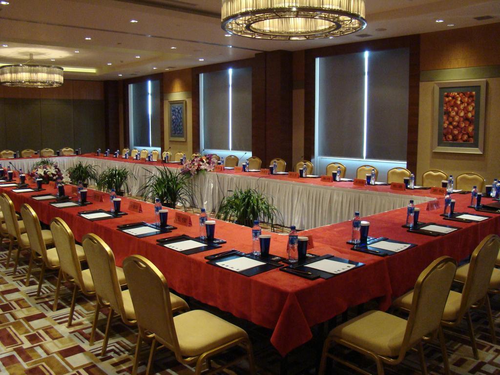 Crowne Plaza Hotel Дандонг Екстериор снимка